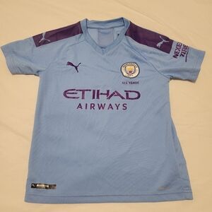 Puma Kids Sky Blue and Purple Jersey. 17 De Bruyne (Manchester City 125 Years)